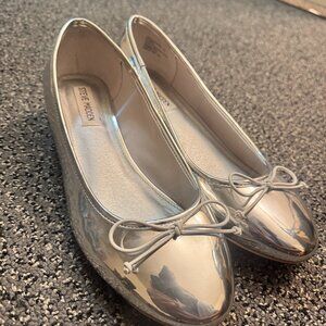 STEVE MADDEN SILVER BALLET PUMPS SIZE 10